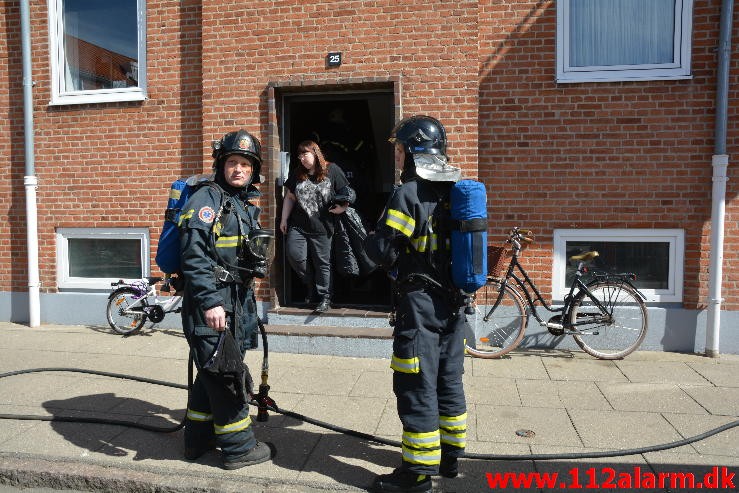 Brand Etageejendom. Mindegade 25 i Vejle. 20/04-2015. Kl. 13:23.