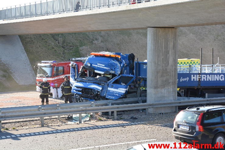 Lastbil ramte bropille. Midtjyske Motorvej ved Lindved. 06/04-2015. Kl. 17:08.