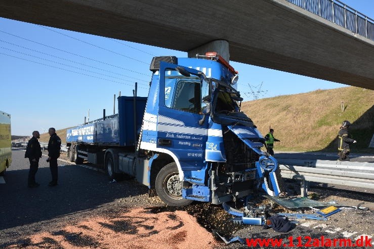 Lastbil ramte bropille. Midtjyske Motorvej ved Lindved. 06/04-2015. Kl. 17:08.