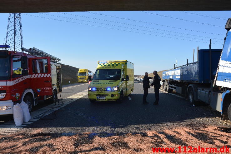 Lastbil ramte bropille. Midtjyske Motorvej ved Lindved. 06/04-2015. Kl. 17:08.