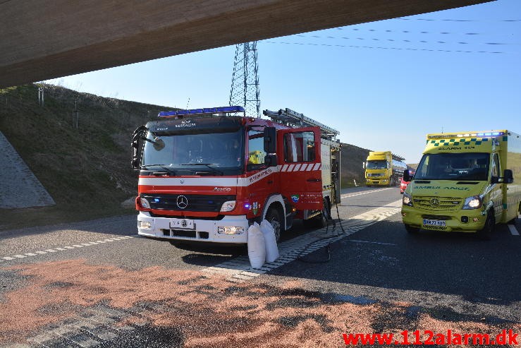 Lastbil ramte bropille. Midtjyske Motorvej ved Lindved. 06/04-2015. Kl. 17:08.