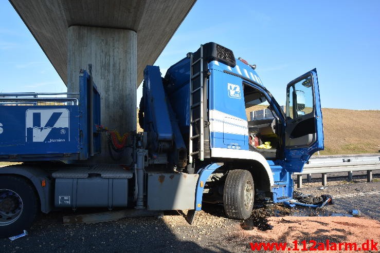 Lastbil ramte bropille. Midtjyske Motorvej ved Lindved. 06/04-2015. Kl. 17:08.