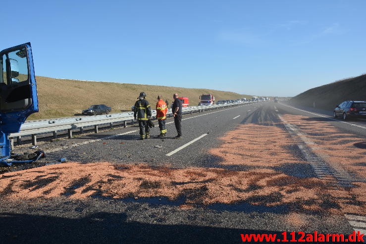 Lastbil ramte bropille. Midtjyske Motorvej ved Lindved. 06/04-2015. Kl. 17:08.