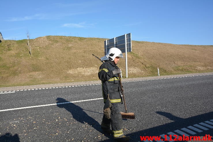 Lastbil ramte bropille. Midtjyske Motorvej ved Lindved. 06/04-2015. Kl. 17:08.