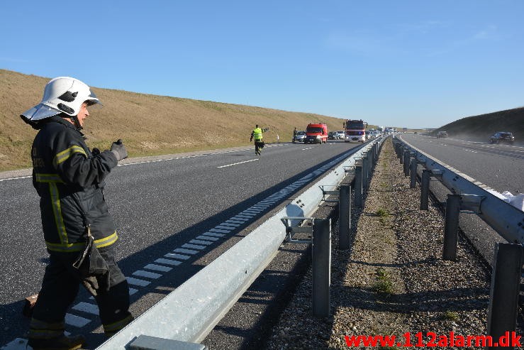 Lastbil ramte bropille. Midtjyske Motorvej ved Lindved. 06/04-2015. Kl. 17:08.