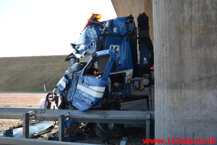 Lastbil ramte bropille. Midtjyske Motorvej ved Lindved. 06/04-2015. Kl. 17:08.