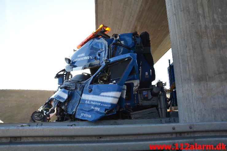 Lastbil ramte bropille. Midtjyske Motorvej ved Lindved. 06/04-2015. Kl. 17:08.