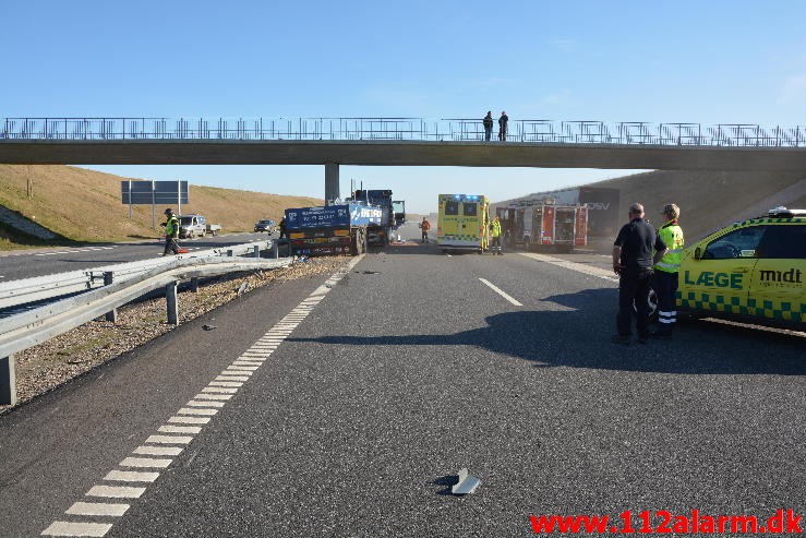 Lastbil ramte bropille. Midtjyske Motorvej ved Lindved. 06/04-2015. Kl. 17:08.