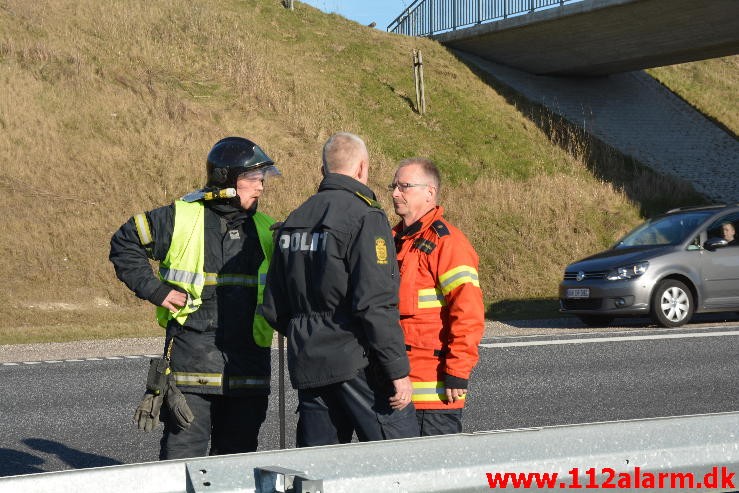 Lastbil ramte bropille. Midtjyske Motorvej ved Lindved. 06/04-2015. Kl. 17:08.