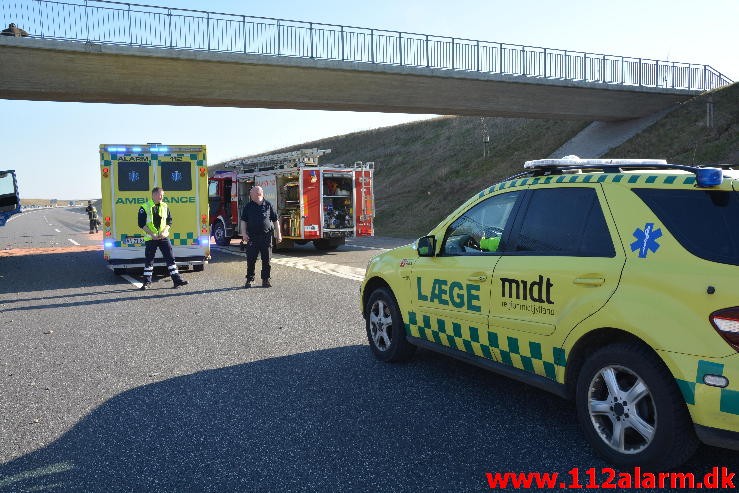 Lastbil ramte bropille. Midtjyske Motorvej ved Lindved. 06/04-2015. Kl. 17:08.