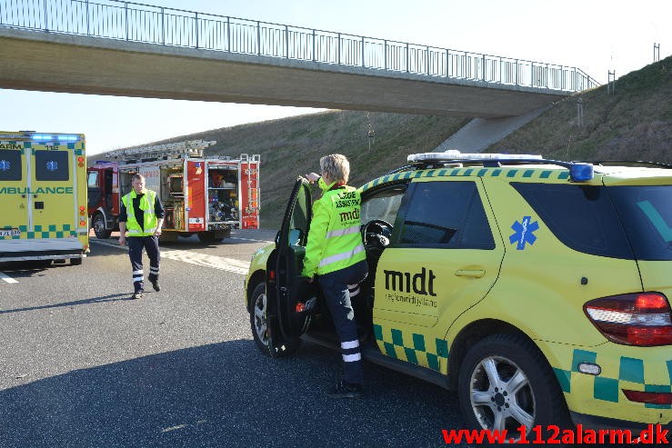 Lastbil ramte bropille. Midtjyske Motorvej ved Lindved. 06/04-2015. Kl. 17:08.