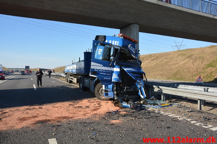 Lastbil ramte bropille. Midtjyske Motorvej ved Lindved. 06/04-2015. Kl. 17:08.