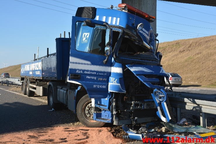 Lastbil ramte bropille. Midtjyske Motorvej ved Lindved. 06/04-2015. Kl. 17:08.