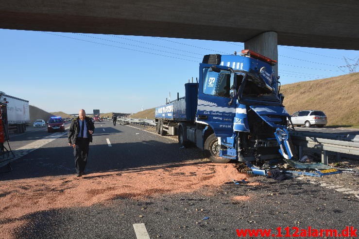 Lastbil ramte bropille. Midtjyske Motorvej ved Lindved. 06/04-2015. Kl. 17:08.