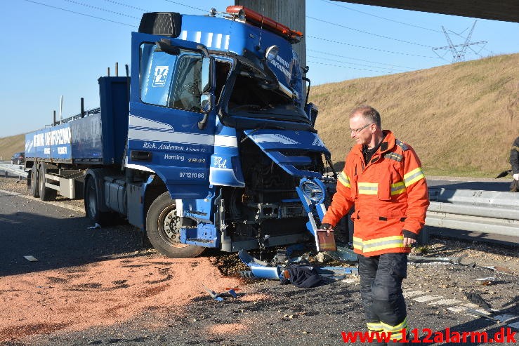 Lastbil ramte bropille. Midtjyske Motorvej ved Lindved. 06/04-2015. Kl. 17:08.
