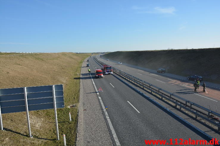 Lastbil ramte bropille. Midtjyske Motorvej ved Lindved. 06/04-2015. Kl. 17:08.