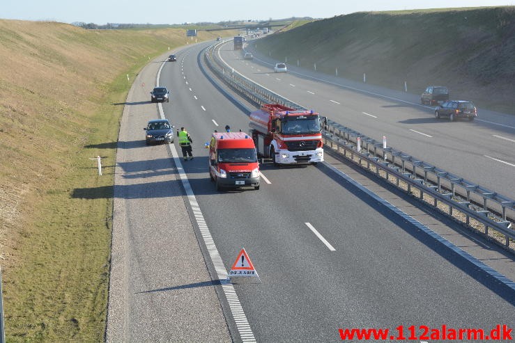 Lastbil ramte bropille. Midtjyske Motorvej ved Lindved. 06/04-2015. Kl. 17:08.