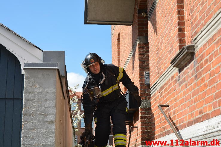 Brand i etageejendom. Langelinie 15 i Vejle. 02/05-2015. Kl. 14:34.