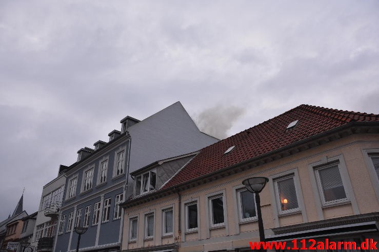 Brand i Etageejendom. Kirkegade i Vejle. 09/05-2015. KL. 21:03.