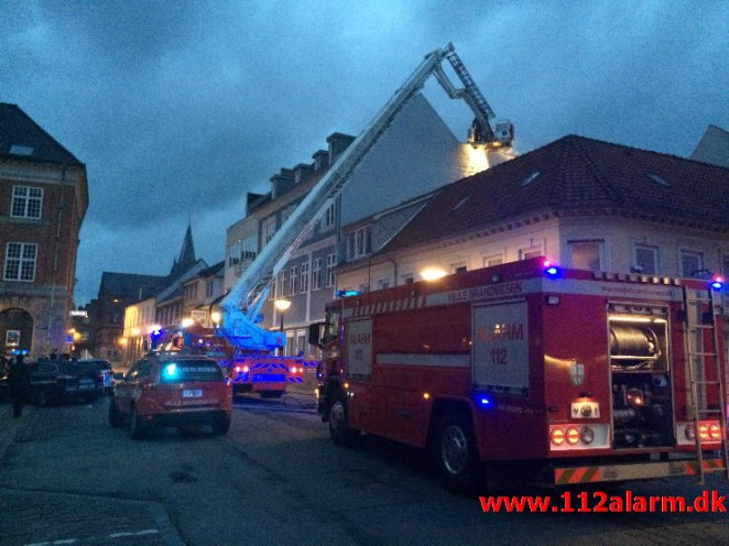 Brand i Etageejendom. Kirkegade i Vejle. 09/05-2015. KL. 21:03.