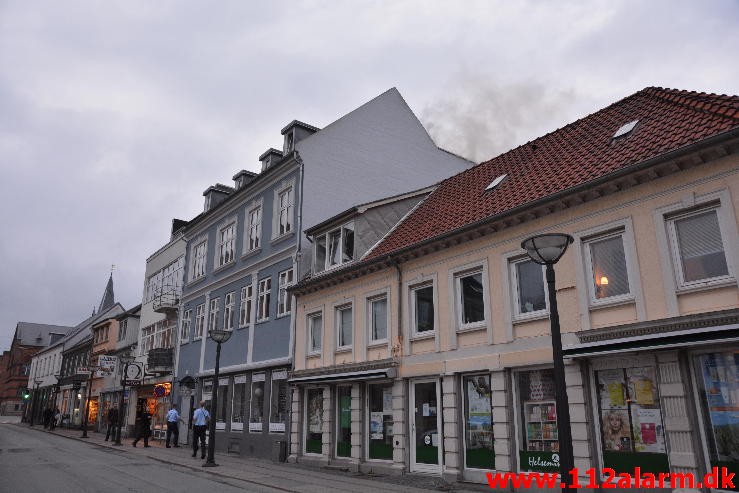 Brand i Etageejendom. Kirkegade i Vejle. 09/05-2015. KL. 21:03.