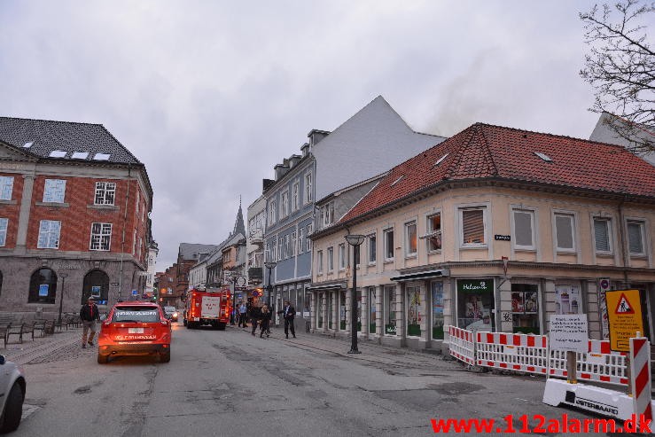 Brand i Etageejendom. Kirkegade i Vejle. 09/05-2015. KL. 21:03.