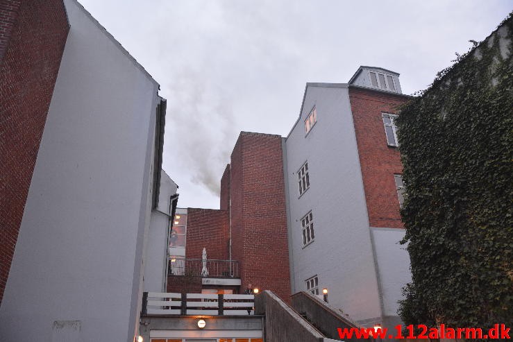 Brand i Etageejendom. Kirkegade i Vejle. 09/05-2015. KL. 21:03.