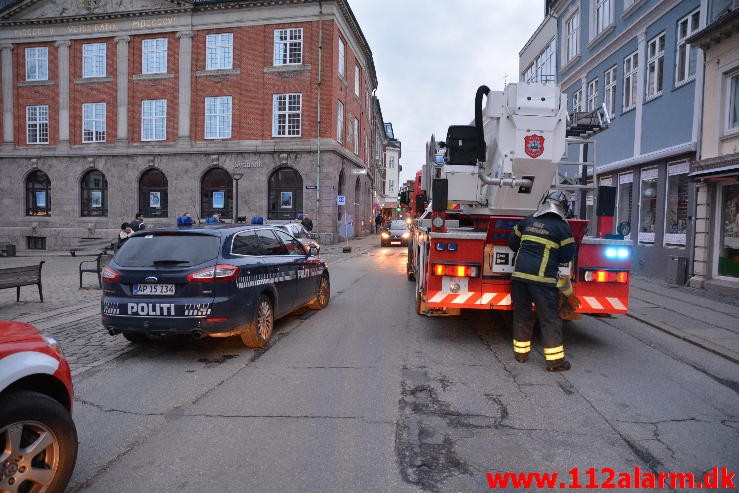 Brand i Etageejendom. Kirkegade i Vejle. 09/05-2015. KL. 21:03.