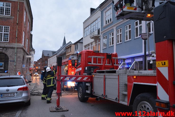 Brand i Etageejendom. Kirkegade i Vejle. 09/05-2015. KL. 21:03.