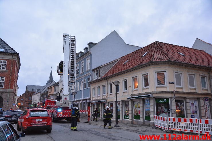 Brand i Etageejendom. Kirkegade i Vejle. 09/05-2015. KL. 21:03.