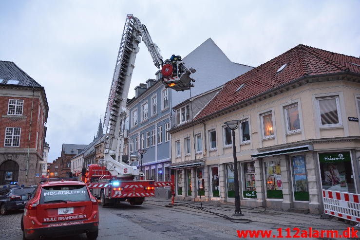 Brand i Etageejendom. Kirkegade i Vejle. 09/05-2015. KL. 21:03.
