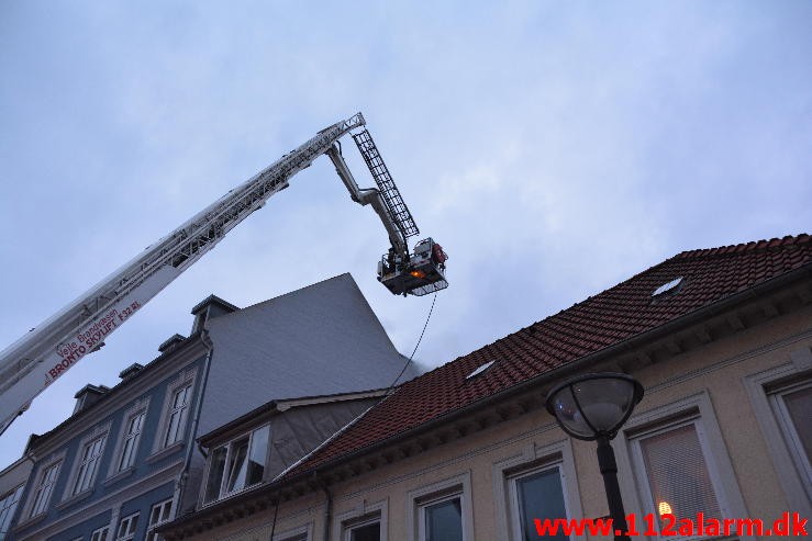 Brand i Etageejendom. Kirkegade i Vejle. 09/05-2015. KL. 21:03.