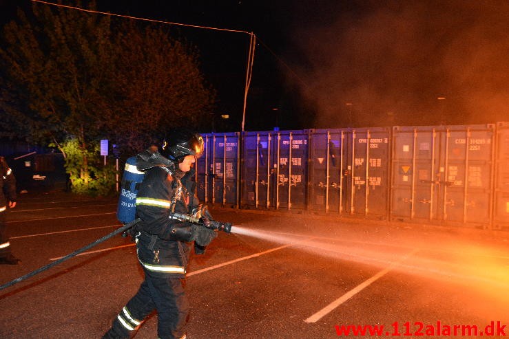Containerbrand. Damhaven 3 i Vejle. 11/05-2015. Kl. 22:28.