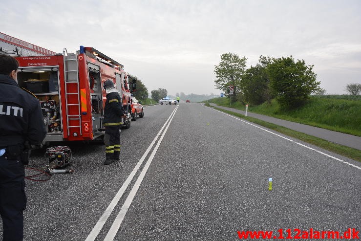 Personbil kørt op bag i  holdende lastbil. Fredericiavej ved Skærup. 12/05-2015. Kl. 05:19.
