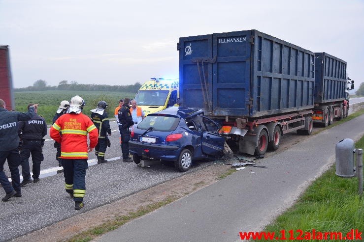 Personbil kørt op bag i  holdende lastbil. Fredericiavej ved Skærup. 12/05-2015. Kl. 05:19.