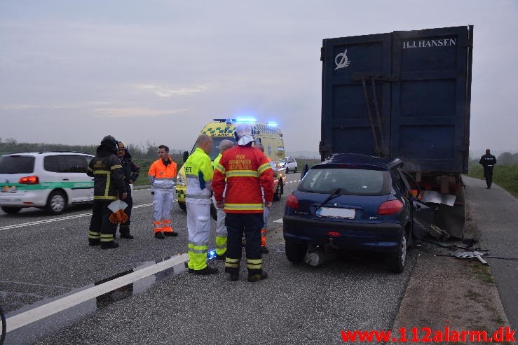 Personbil kørt op bag i  holdende lastbil. Fredericiavej ved Skærup. 12/05-2015. Kl. 05:19.