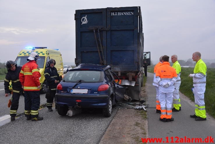 Personbil kørt op bag i  holdende lastbil. Fredericiavej ved Skærup. 12/05-2015. Kl. 05:19.