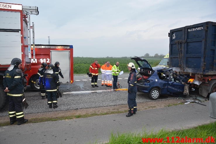 Personbil kørt op bag i  holdende lastbil. Fredericiavej ved Skærup. 12/05-2015. Kl. 05:19.