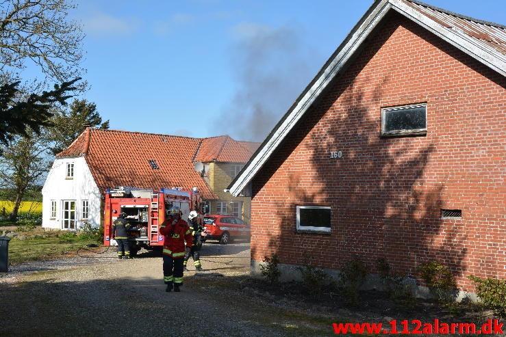 Ild i et lille værksted. Jellingvej i Vejle. 14/05-2015. KL. 17:07.