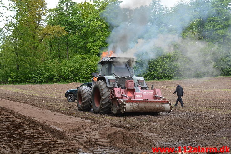 Ild i Landbrugsredskab. Birkelundvej Jelling. 31/05-2015. KL. 11:02.