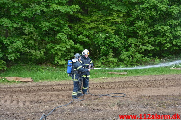 Ild i Landbrugsredskab. Birkelundvej Jelling. 31/05-2015. KL. 11:02.