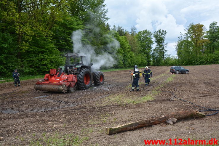 Ild i Landbrugsredskab. Birkelundvej Jelling. 31/05-2015. KL. 11:02.