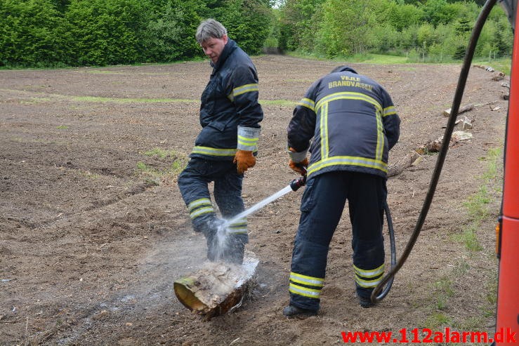 Ild i Landbrugsredskab. Birkelundvej Jelling. 31/05-2015. KL. 11:02.