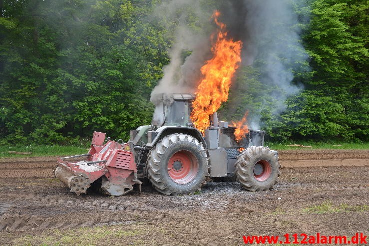 Ild i Landbrugsredskab. Birkelundvej Jelling. 31/05-2015. KL. 11:02.