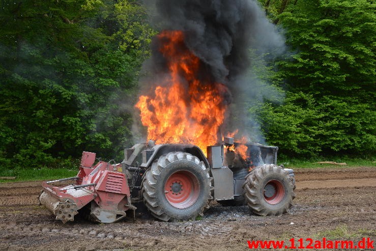 Ild i Landbrugsredskab. Birkelundvej Jelling. 31/05-2015. KL. 11:02.