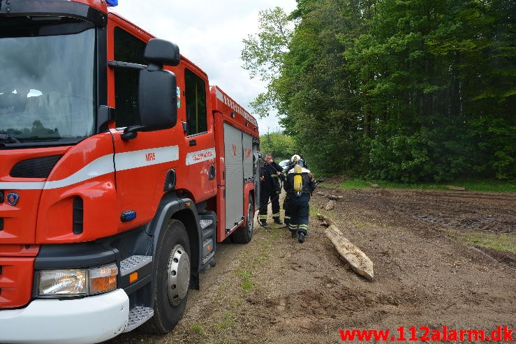 Ild i Landbrugsredskab. Birkelundvej Jelling. 31/05-2015. KL. 11:02.