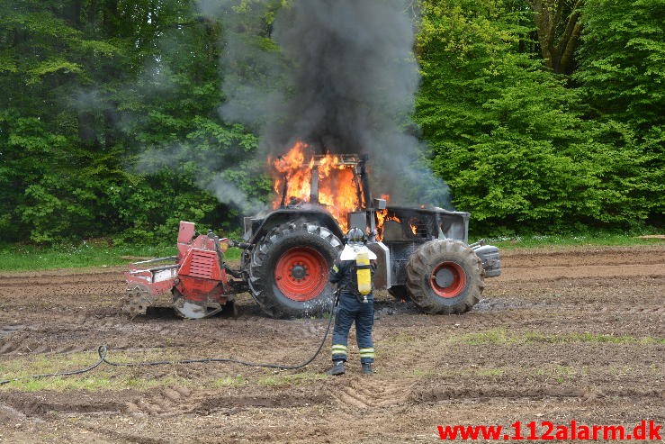 Ild i Landbrugsredskab. Birkelundvej Jelling. 31/05-2015. KL. 11:02.