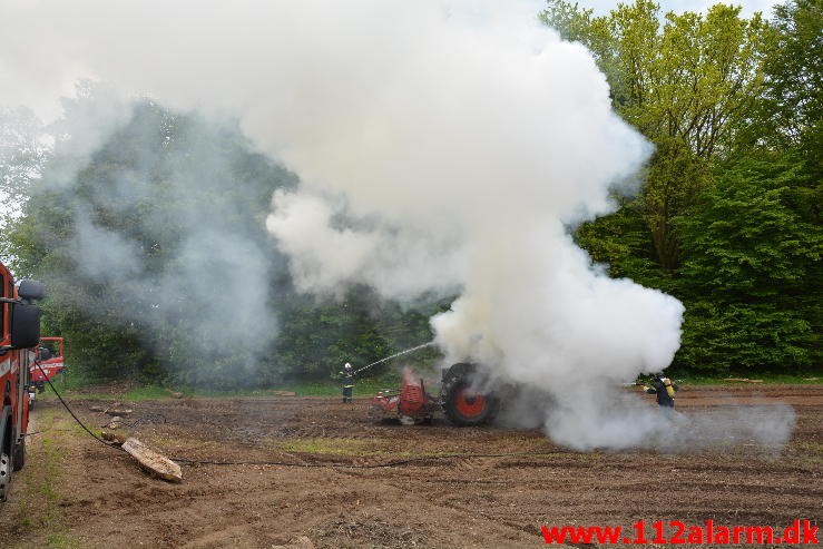 Ild i Landbrugsredskab. Birkelundvej Jelling. 31/05-2015. KL. 11:02.