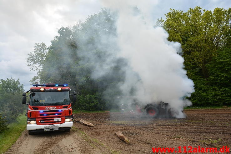 Ild i Landbrugsredskab. Birkelundvej Jelling. 31/05-2015. KL. 11:02.