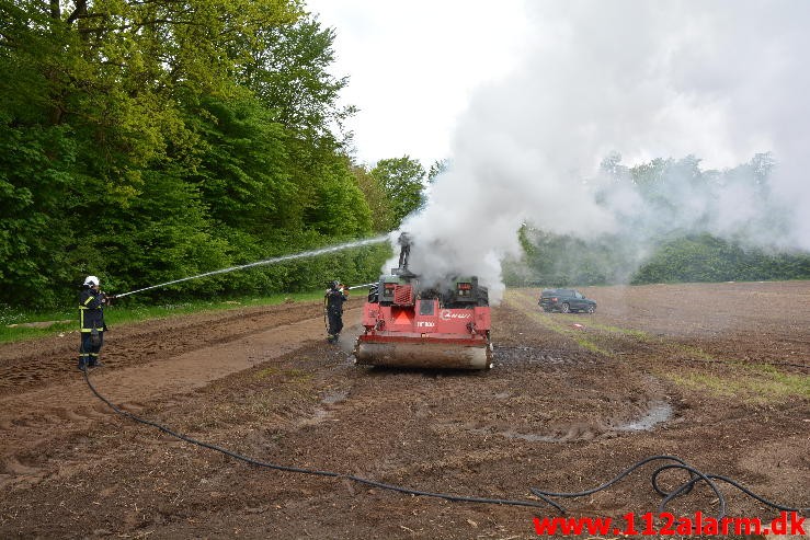 Ild i Landbrugsredskab. Birkelundvej Jelling. 31/05-2015. KL. 11:02.